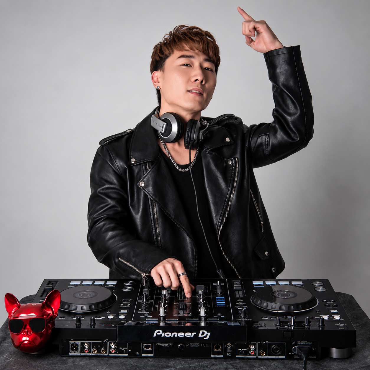 DJ 장비 앞에 선 DJ SHEN